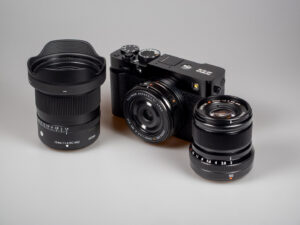 Produktbild zeigt Fujifilm X-E5 Kamera, die oft als Alternative zu einer Leica betrachtet wird.