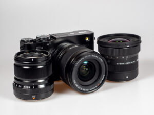 Produktbild zeigt Fujifilm X-E5 Kamera, die oft als Alternative zu einer Leica betrachtet wird.