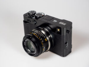Produktbild zeigt Fujifilm X-E5 Kamera, die oft als Alternative zu einer Leica betrachtet wird.