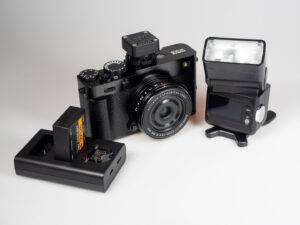 Produktbild zeigt Fujifilm X-E5 Kamera, die oft als Alternative zu einer Leica betrachtet wird.