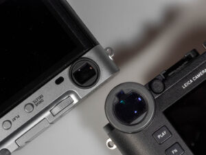 Produktbild zeigt Fujifilm X-E5 Kamera, die oft als Alternative zu einer Leica betrachtet wird.