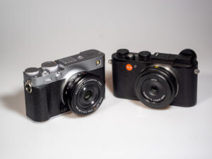 Produktbild zeigt Fujifilm X-E5 Kamera, die oft als Alternative zu einer Leica betrachtet wird.