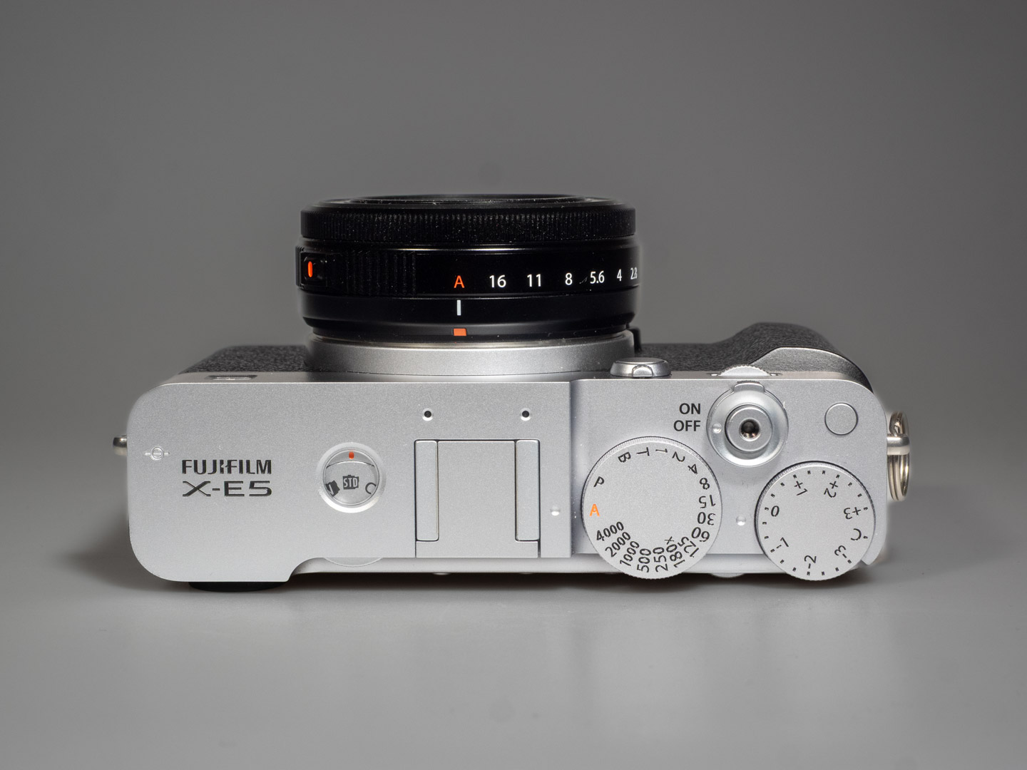 Produktbild zeigt Fujifilm X-E5 Kamera, die oft als Alternative zu einer Leica betrachtet wird.