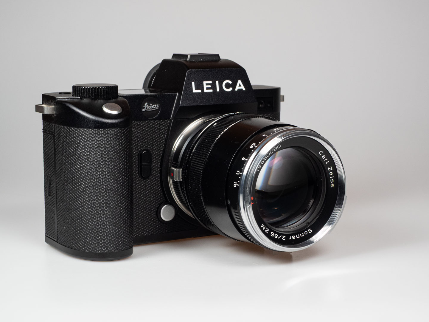 Produktbild zeigt Zeiss Sonnar 2/85 ZM an Leica SL2 Systemkamera