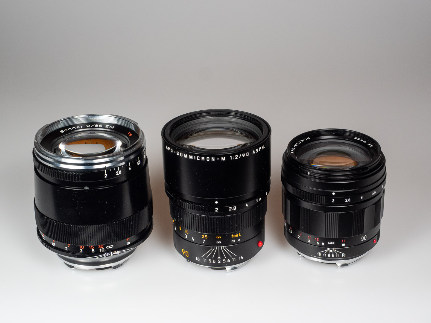 Produktbild zeigt Zeiss Sonnar 2/85 ZM mit anderen Teleobjektiven mit Leica M-Bajonett.