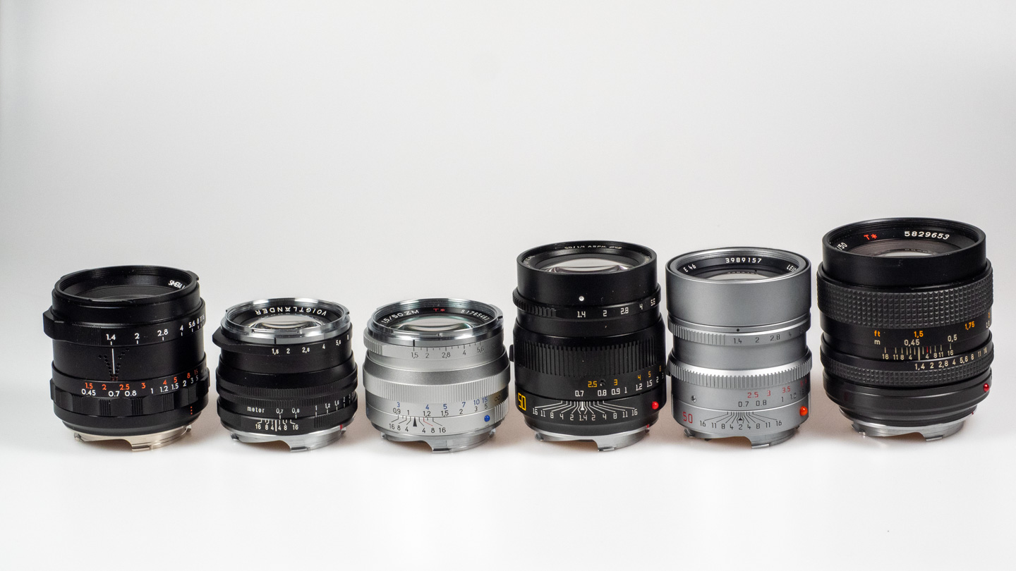 Produktfoto von Thypoch Simera 1.4/50: aufgereiht neben anderen lichtstarken 50-mm-M-Mount-Objektiven vor weißem Hintergrund.