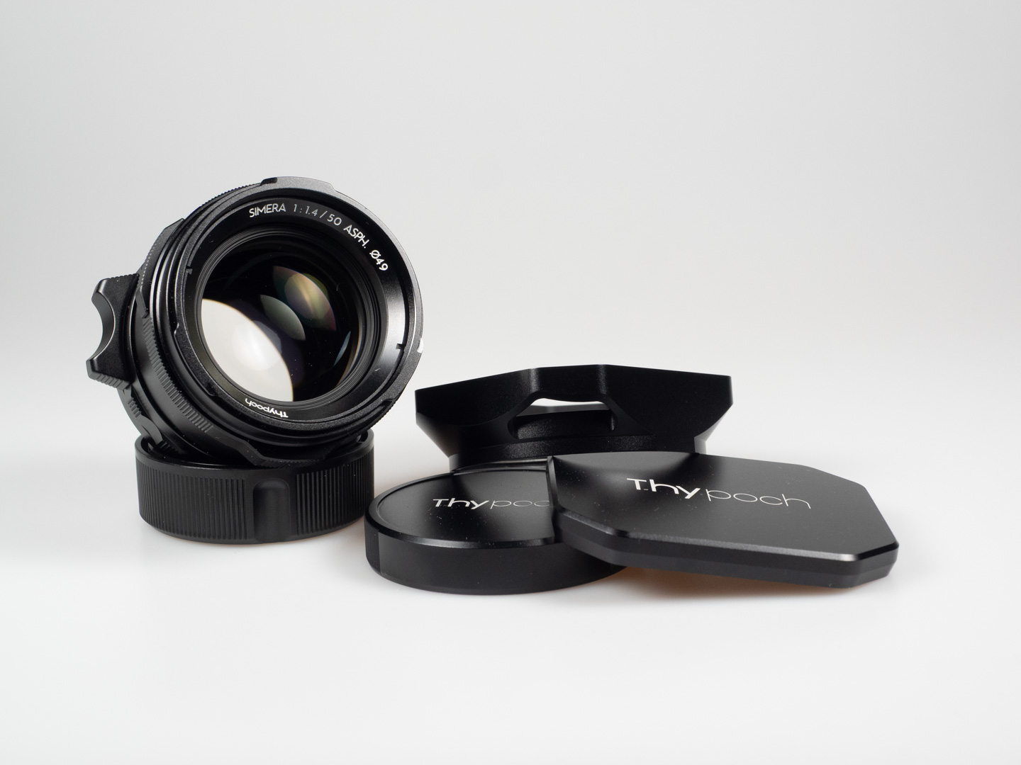 Produktfoto von Thypoch Simera 1.4/50 mit mitgeliefertem Zubehör