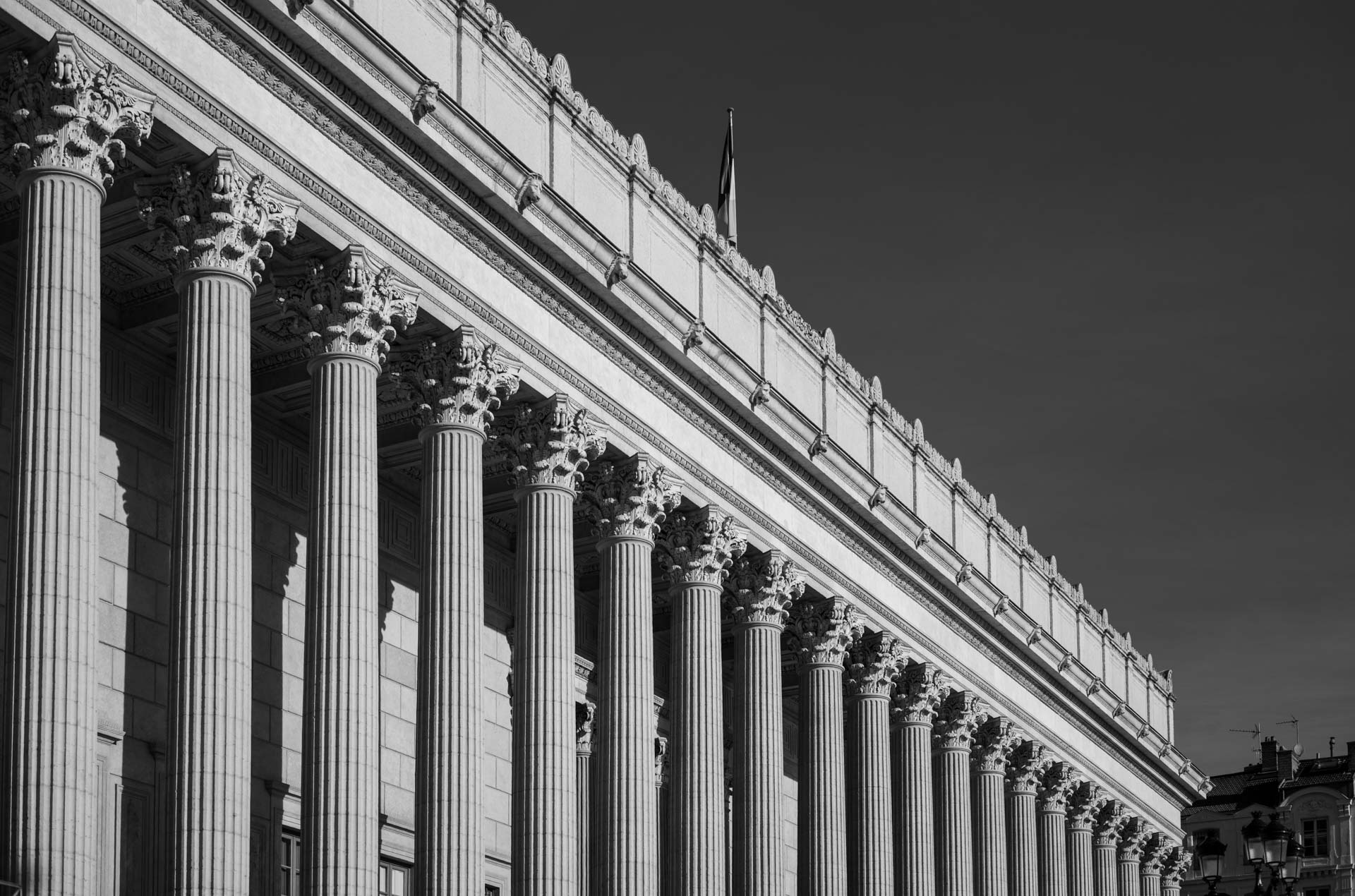 Beispielfoto mit Thypoch Simera 50/1.4: dramatischer Blickwinkel entlang der korinthischen Säulenreihe des Palais de Justice historique (der „24 Colonnes“), Lyon, Frankreich.