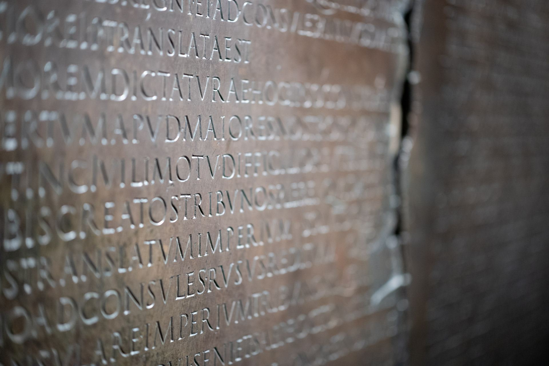 Beispielfoto mit Thypoch Simera 50/1.4: Nahaufnahme der lateinischen Inschrift auf einer römischen Bronzetafel, Musée gallo-romain de Fourvière, Lyon.