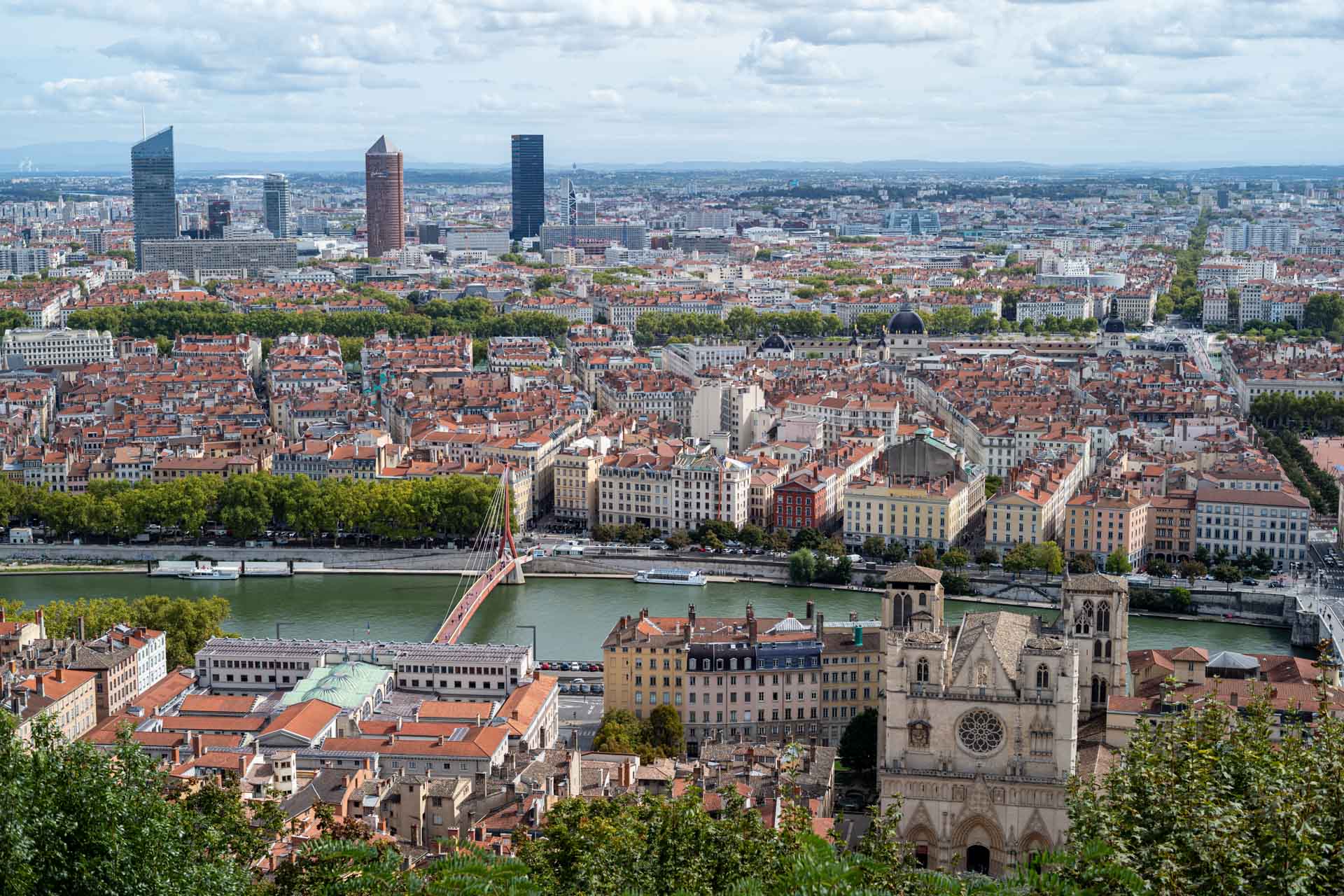Beispielfoto mit Thypoch Simera 1.4/50: Blick über die Saône, die Cathédrale Saint-Jean-Baptiste und die Skyline von Part-Dieu, von der Fourvière-Anhöhe aus, Lyon, Frankreich.