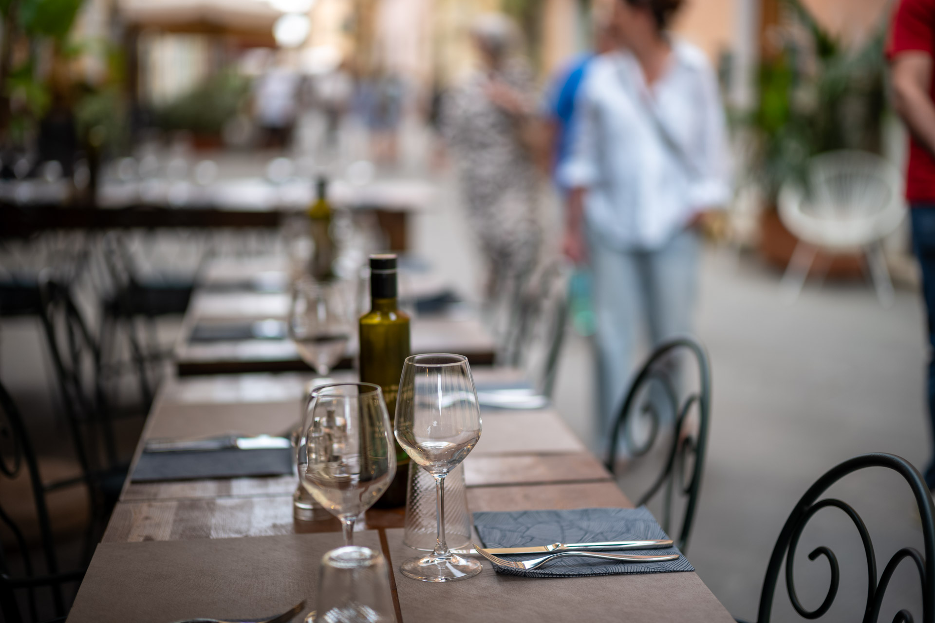 Beispielfoto mit Thypoch Simera 50/1.4: Weingläser und ein gedeckter Tisch auf einer Restaurantterrasse, Camaiore (Provinz Lucca), Italien.