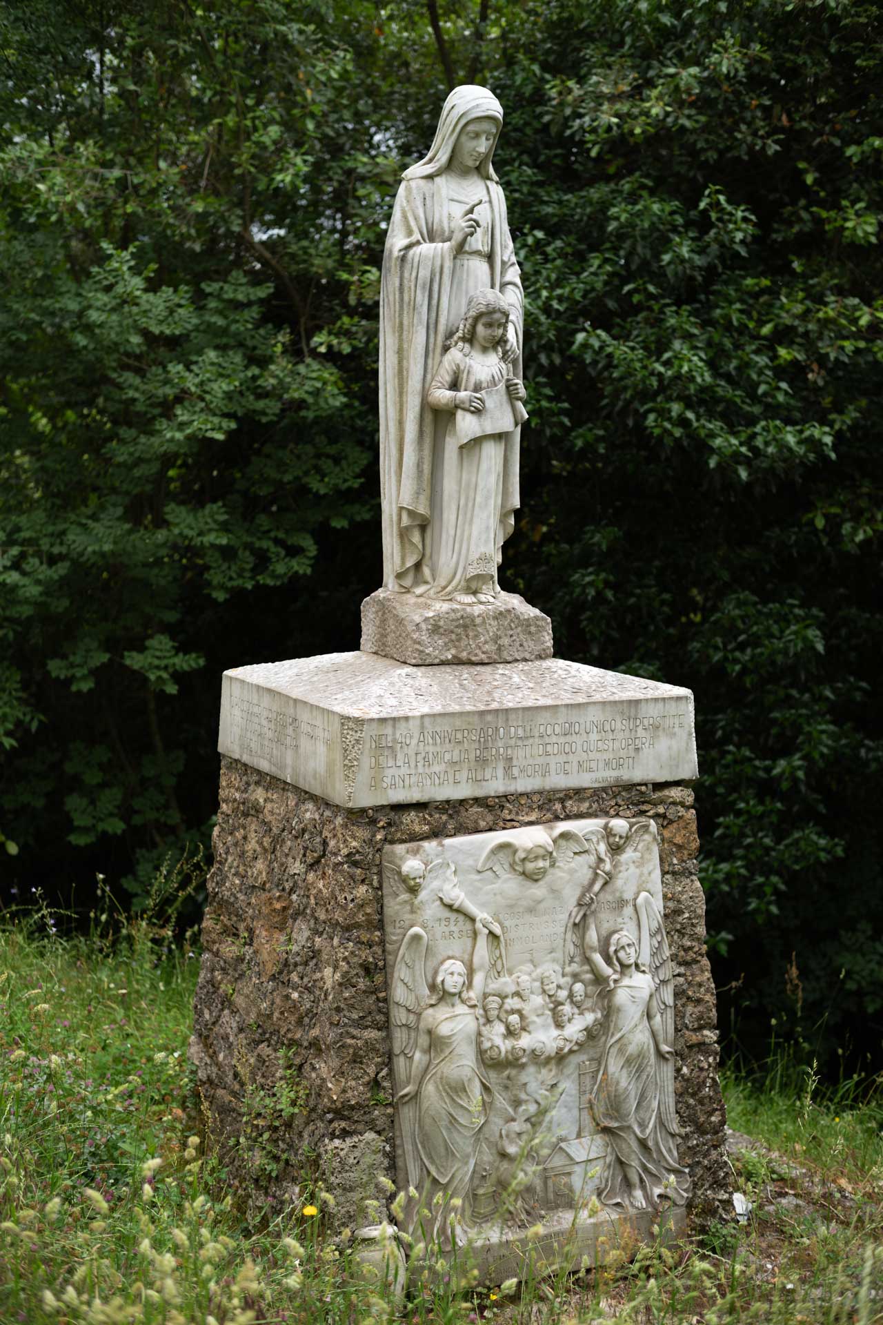 Beispielfoto mit Thypoch Simera 50/1.4: ein Gedenkdenkmal am Wegesrand für das Massaker von Sant’Anna di Stazzema 1944, Toskana, Italien.