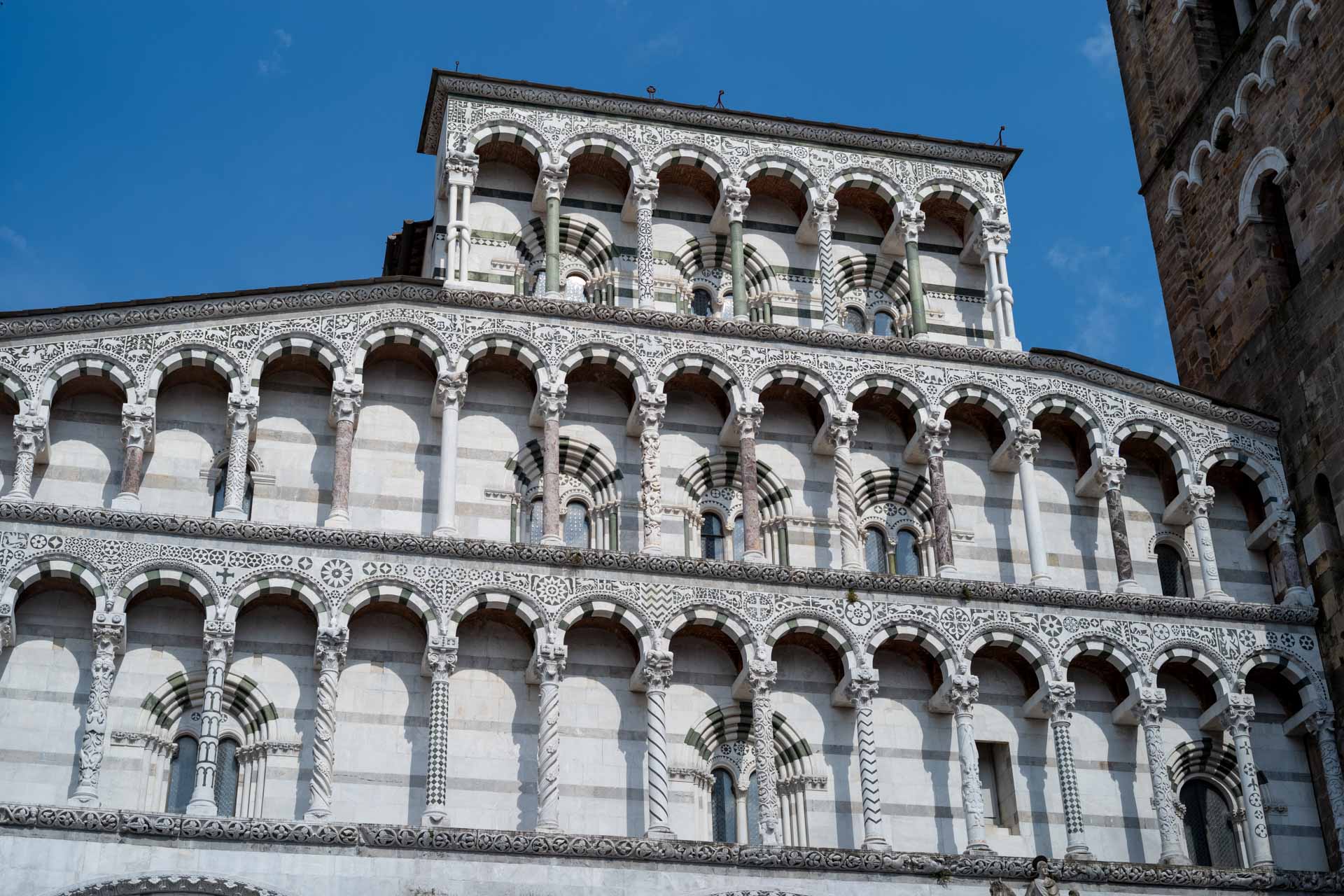 Beispielfoto mit Thypoch Simera 50/1.4: die gestreifte Marmorfassade der Cattedrale di San Martino, Lucca, Italien.