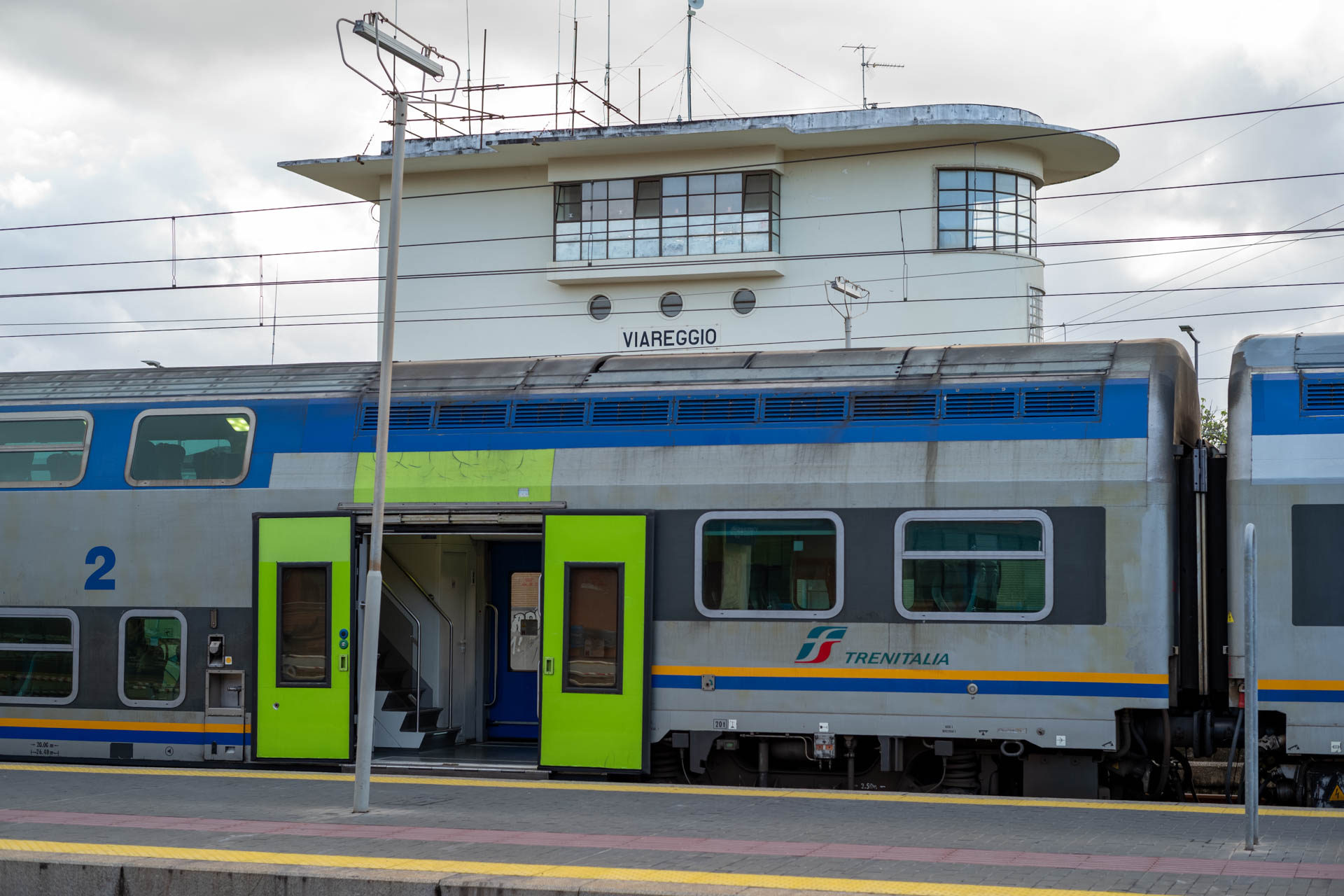 Beispielfoto mit Thypoch Simera 50/1.4: ein Trenitalia-Doppelstockzug am Bahnhof von Viareggio, Toskana, Italien.