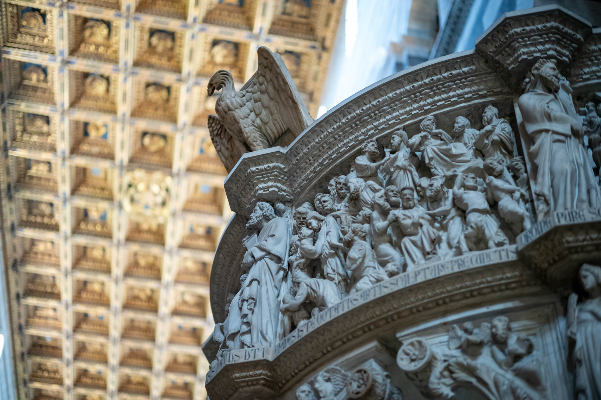 Beispielfoto mit Thypoch Simera 50/1.4: Figuren und an der Kanzel des Doms, Duomo di Pisa, Italien.