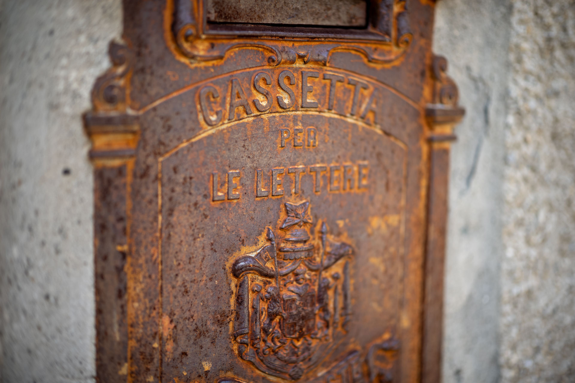 Beispielfoto mit Thypoch Simera 50/1.4: Nahaufnahme eines verrosteten antiken italienischen Briefkastens mit der Aufschrift „Cassetta per le lettere“, Toskana, Italien.