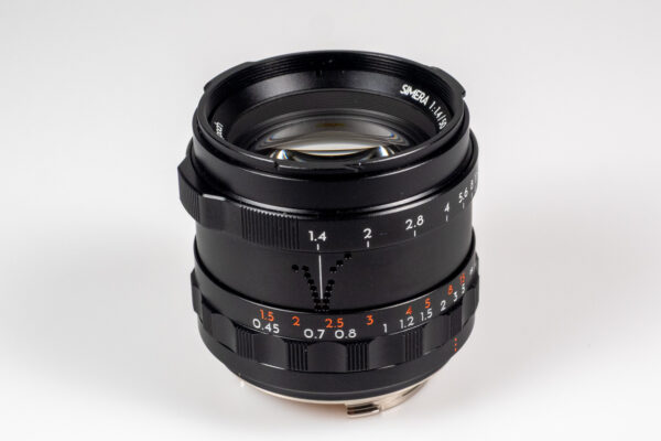 Produktfoto zeigt Thypoch Simera 50/1.4 für Leica M-Bajonett.